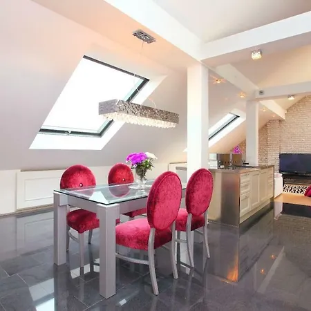 Center Location Luxury براغ